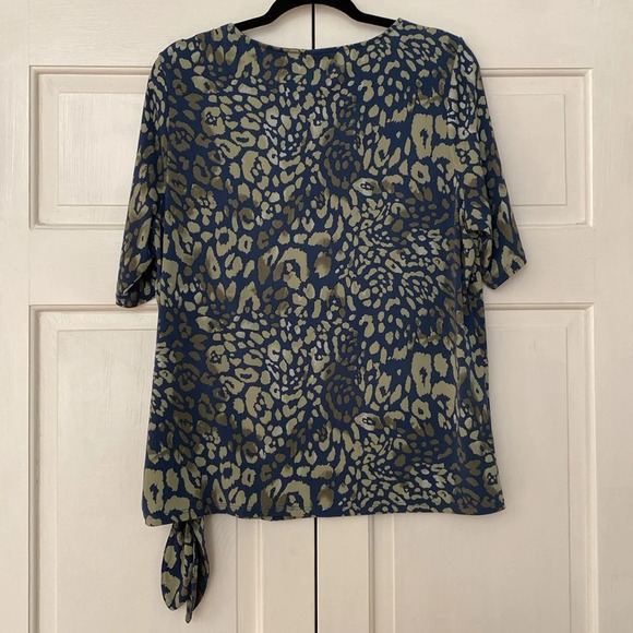 Chico’s Size 2 Green Blue Leopard Print Animal Print Tie Blouse Chicos Large - Picture 9 of 12